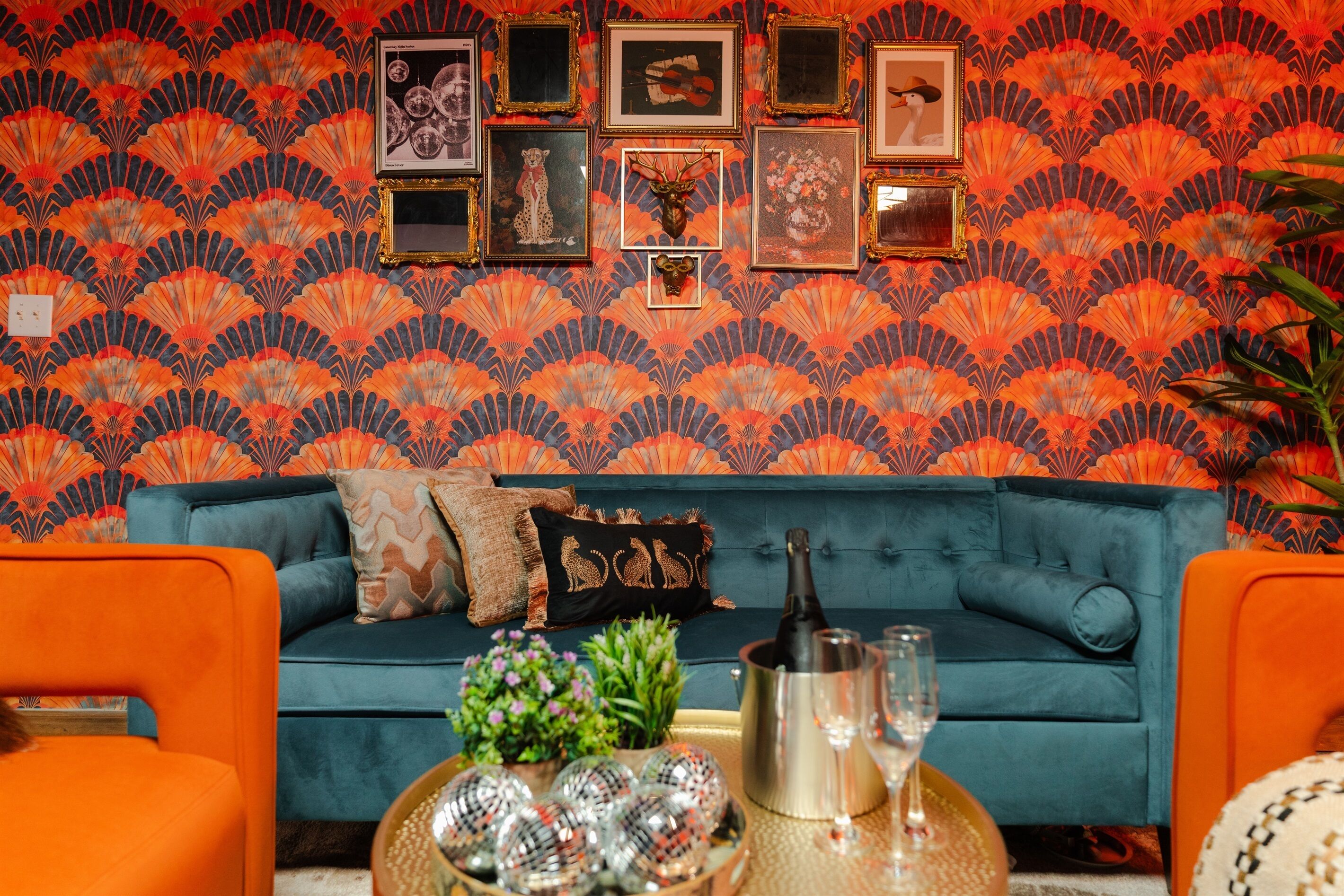 Smart TV, chimenea, futbolito y libros 