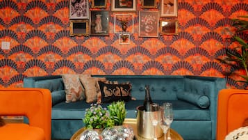 Smart TV, chimenea, futbolito y libros
