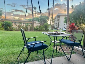 Outdoor dining - Fantastic 1-bedroom Maui condo in Kihei, Beach Access, A/C, Pool, Prime Location (Kihei)