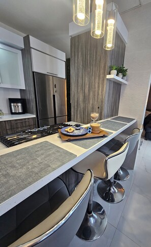 Microwave, coffee/tea maker, toaster, cookware/dishes/utensils - Villa De Gloria II - Elevated Signature Stay (Bayamon)