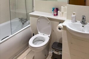 Combined shower/bathtub, deep-soaking bathtub, hair dryer, towels - London Brigde Luxurious Spacious Apartment (London)