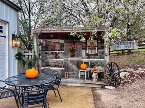 Outdoor dining - "Welcome Haus" Guest House-15 minutes from Branson (Forsyth)