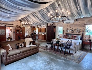 Smart TV, books, stereo - "Welcome Haus" Guest House-15 minutes from Branson (Forsyth)