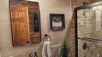 Secadora de cabello, toallas, jabón, papel de baño