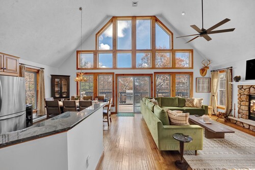 Mins. to Skiing! Kid Friendly w. Hot Tub & Mountain Views