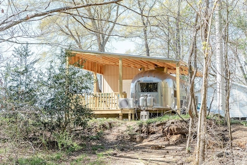 Secluded airstream w/ river and bridge views, large deck, & tiny house