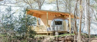 Secluded airstream w/ river and bridge views, large deck, & tiny house