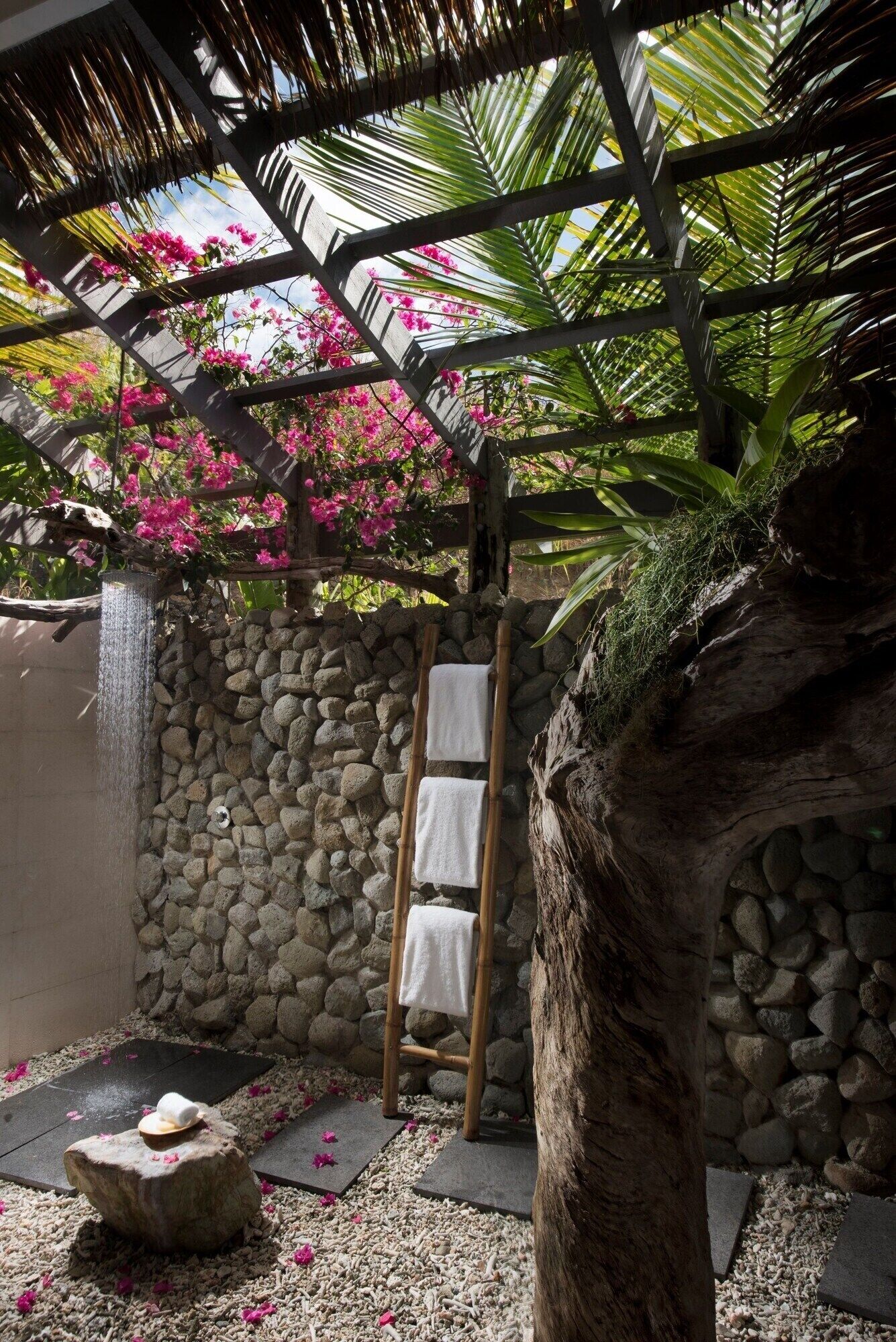 المنطقة المحيطة بالمنشأة