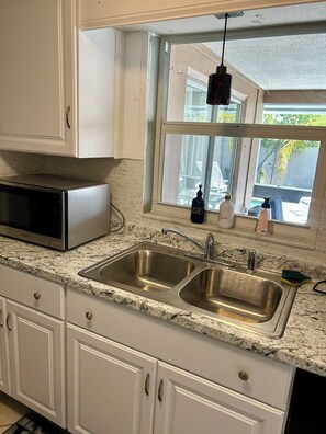 Fridge, microwave, oven, stovetop - 3-bedroom house in Holiday,FL with a beautiful pool oasis. Pool is heated (Holiday)