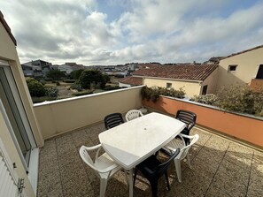 Outdoor dining - Résidence Terrasses de l'Océan Apartment terrace and pking near beach (CAPBRETON)
