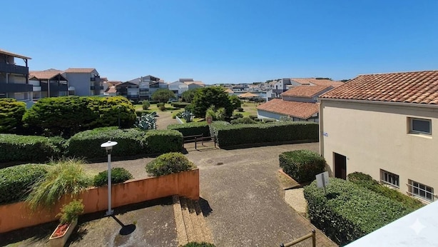 A residential area with modern buildings, a clear sky, and well-maintained gardens. - Résidence Terrasses de l'Océan Apartment terrace and pking near beach (CAPBRETON)