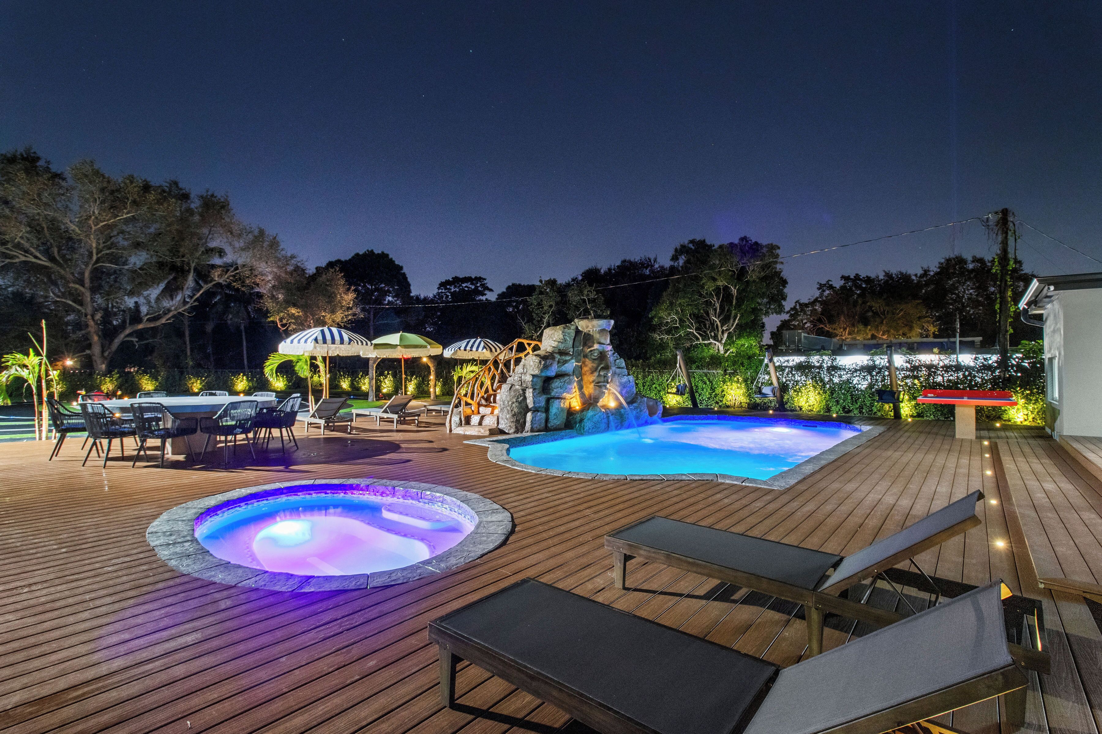 Una piscina al aire libre