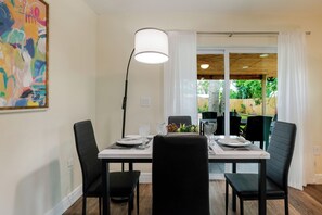 Dining - Backyard Breakaway - Shady paradise in the middle of Sarasota (Sarasota)