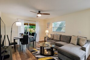 Living area - Backyard Breakaway - Shady paradise in the middle of Sarasota (Sarasota)