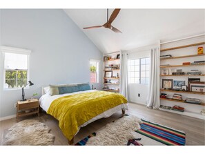2 bedrooms, desk, iron/ironing board, free WiFi - Serene & Stylish 2BR Urban Retreat -Near the Beach (Inglewood)