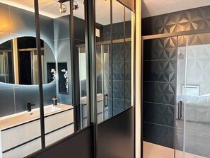 A modern bathroom with a large mirror, a sink, and a shower area. - Renovated 3-Bedroom Apartment for 6 - Ocean View in Biscarrosse Plage (BISCARROSSE PLAGE)