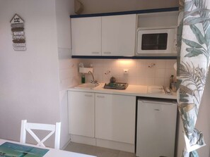 Kühlschrank, Ofen, Toaster, Kochgeschirr/Geschirr/Besteck