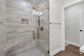 Shower, towels - Tree House + Outdoor Dining | Aloha Skies (Sarasota)