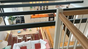 Un intérieur moderne comprenant un coin repas, un canapé et une cuisine.