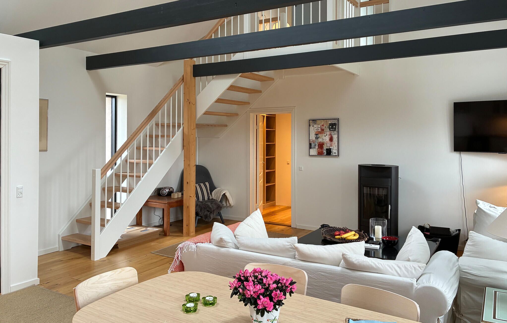 Smart TV, fireplace