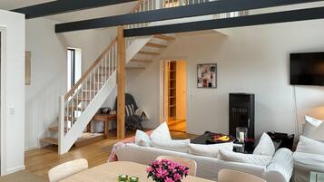 Smart TV, fireplace