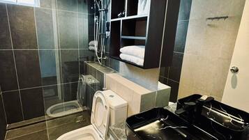 Douche, sĂšche-cheveux, serviettes fournies, savon
