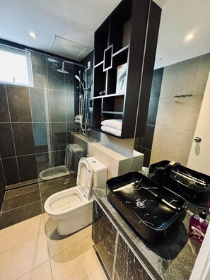 Douche, sĂšche-cheveux, serviettes fournies, savon