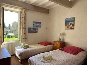 6 bedrooms, desk, iron/ironing board, travel crib