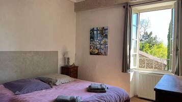 6 bedrooms, desk, iron/ironing board, travel crib