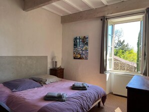 6 bedrooms, desk, iron/ironing board, travel crib