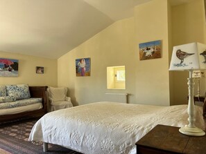 6 bedrooms, desk, iron/ironing board, travel crib