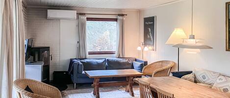 Smart TV, fireplace