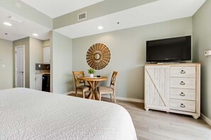 Íbúð - 1 stórt tvíbreitt rúm með svefnsófa (Luau II 6633)