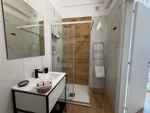 Deluxe Double Room, Balcony, City View | Bathroom