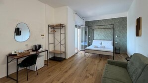 Une chambre moderne équipée d’un lit, d’un bureau, d’une chaise, d’un miroir et d’une armoire.