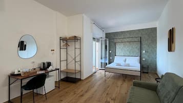 Exclusive-Vierbettzimmer, Balkon, Stadtblick | Innenbereich