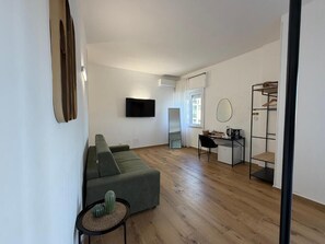 Exclusive Quadruple Room, Balcony, City View | Living area - Cinquantotto Cozy Rooms (Palermo)