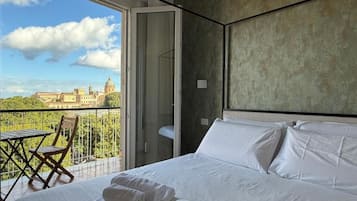 Exclusive-Vierbettzimmer, Balkon, Stadtblick