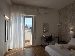 Deluxe tweepersoonskamer, balkon, uitzicht op de stad | Gratis wifi, rolstoeltoegang