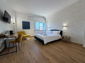 Comfort driepersoonskamer, uitzicht op stad | Gratis wifi, rolstoeltoegankelijk