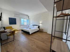 Comfort driepersoonskamer, uitzicht op de stad | Gratis wifi, rolstoeltoegang