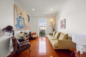 TV - Stylish Calm Inner City Sanctuary (Surry Hills)