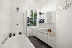 Shower, hair dryer, towels, soap - Stylish Calm Inner City Sanctuary (Surry Hills)
