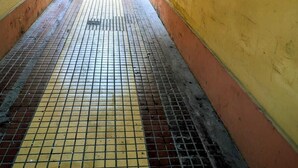 A corridor with yellow walls and a tiled floor. - Strategic and centrally located apartment in Magdalena del Mar (Magdalena del Mar)