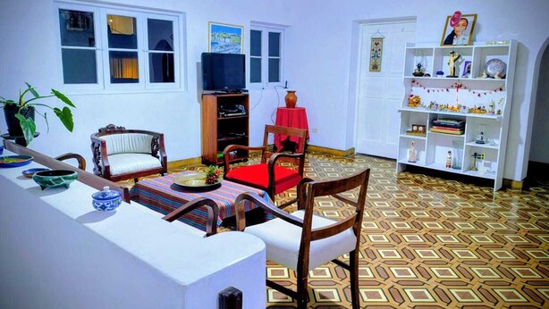 A room with a dining area, a bookshelf, and a patterned floor. - Strategic and centrally located apartment in Magdalena del Mar (Magdalena del Mar)