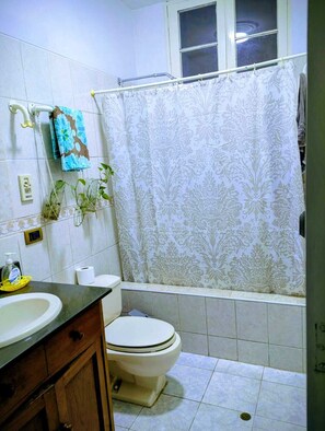 Shower, hair dryer, towels, soap - Strategic and centrally located apartment in Magdalena del Mar (Magdalena del Mar)
