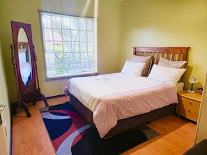 3 habitaciones, tabla de planchar con plancha, wifi y ropa de cama 