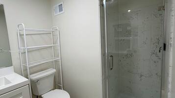 Een douche, een haardroger, handdoeken, zeep
