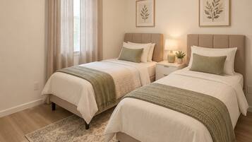 Habitación de hotel con dos camas, un tapete grande y una lámpara en el techo.