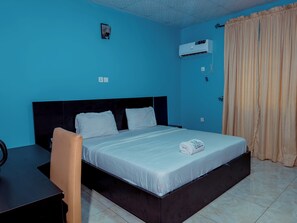 Espacio para trabajar con laptop y wifi gratis 